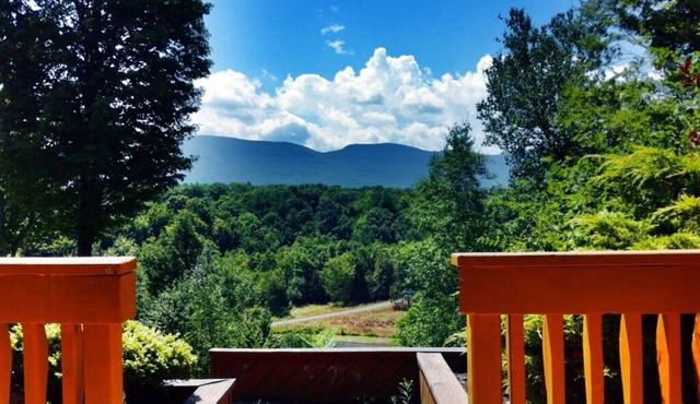Chalet with a Pond and private Pool with Spectacular views of the Mountains.