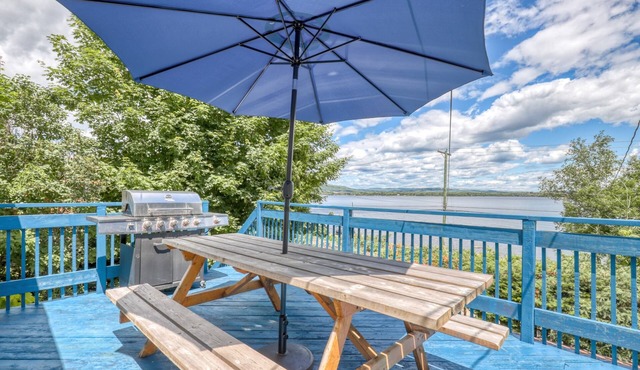 Charming chalet with access and view of the lake!