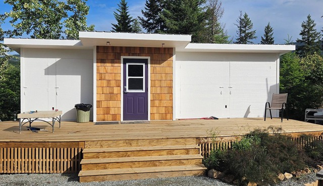 Charming 2-bedroom cottage in Enderby with AC, WiFi and Kitchenette.