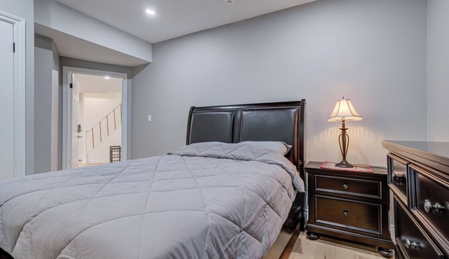 Charming 2-bedroom house basement apartment with AC in Hamilton