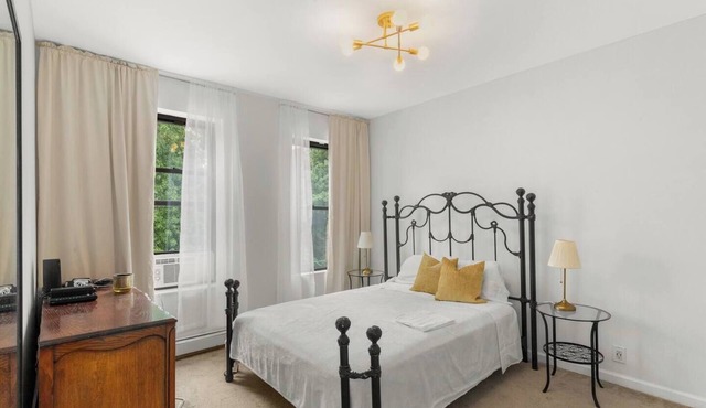 Charming 3-bedroom townhome with Garden. 25 mins from the city