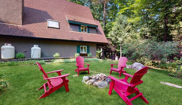Charming A frame with wood burning fireplace, wifi, close to lakes and slopes