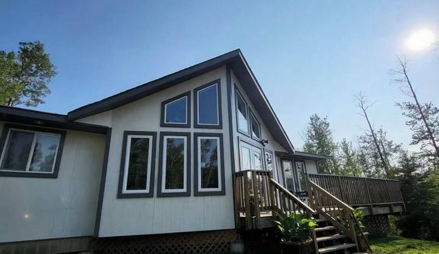 Charming cottage next to the sandy beaches of Fork Lake. Amenities galore!