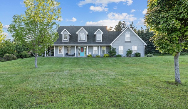 Charming Rustico 3BR with Harbour Views, Firepit & Minutes from PEI Beaches