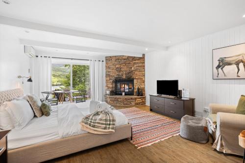 Charming Tremblant Lakeview Studio
