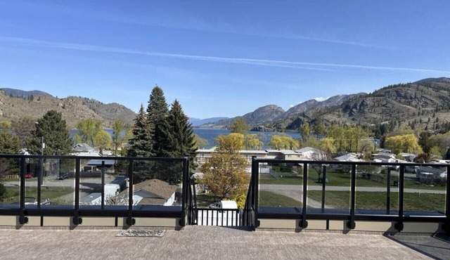 Chic Retreat | Rooftop Sauna, BBQ + Lake Views