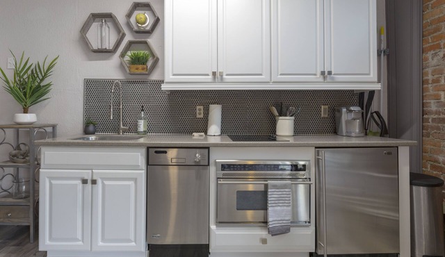 Chic Studio On Oglethorpe Square | Perfect Location | Walk Everywhere