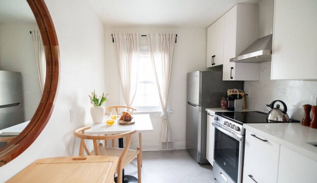 Christie Corner II: Quaint Apartment located in Desirable Port Dalhousie