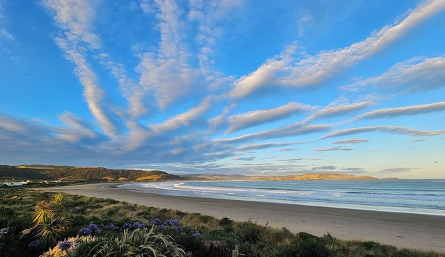 CLOUD9 Curio Bay, beachfront, Porpoise Bay.