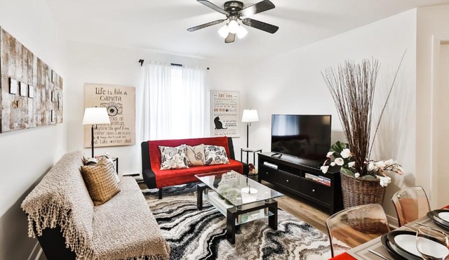 Comfortable 2-BEDROOM APARTMENT - Free and plentiful PARKING - 10 minutes to AIRPORT and 15 minutes to DOWNTOWN Montreal - Near Popular Waterfront Restaurants - located in Beautiful Lachine