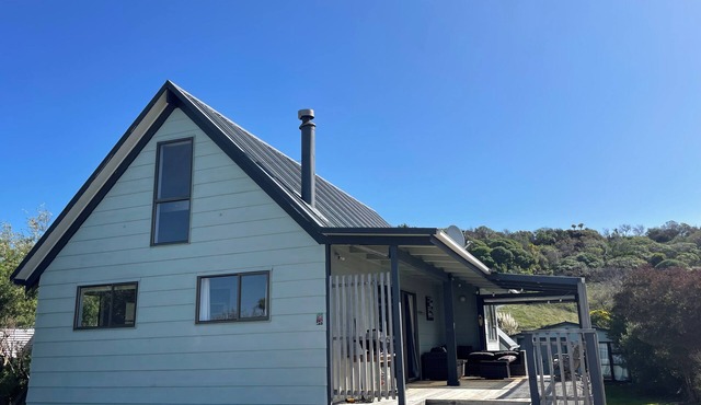 Comfortable, conveniently located family beach bach