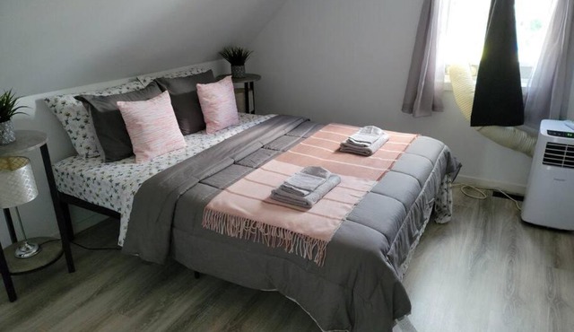 Comfy 1 bdrm apartment close to highway