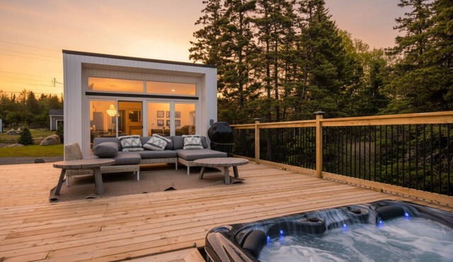 Comfy Seaside Cabana . Hot Tub, Sauna and All Weather Domes - Private