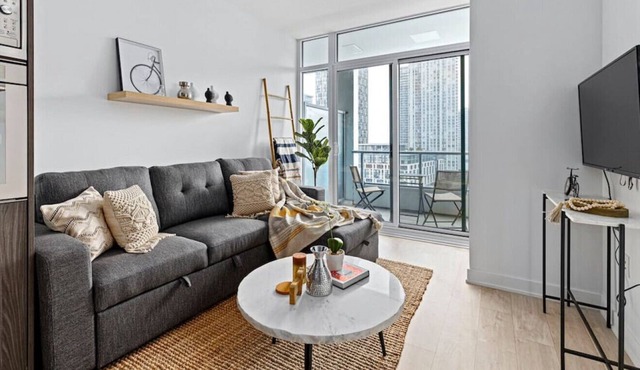 Cozy 1BR plus den Condo Steps away to Rogers Ctr and MTCC