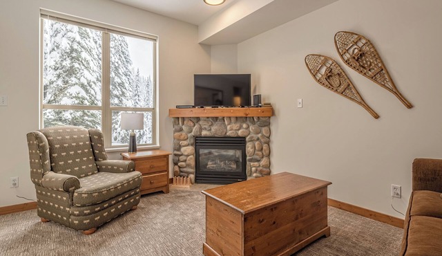 Cozy 2 bedroom/1 bathroom condo right on the ski way! Pet friendly too