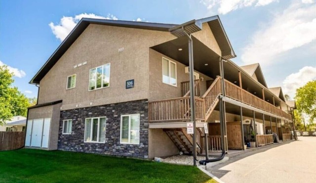 Cozy 2nd floor condo unit with balcony near downtown
