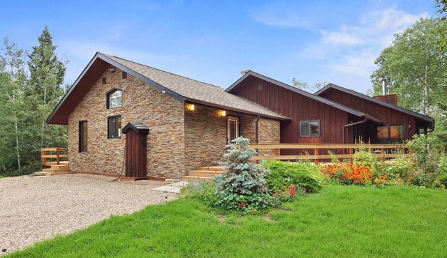Cozy 3BR Lakefront Retreat Featuring Sauna, Hot Tub, Kayaks
