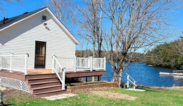 Cozy Cottage in McKellar ON Lakeside