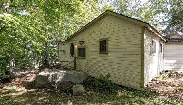 Cozy cottage on Lake Cecebe. Tranquility above Muskoka at Rockwynn Cottages