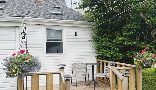 Cozy historical home mins away from Crystal Crescent Beach. Pet friendly