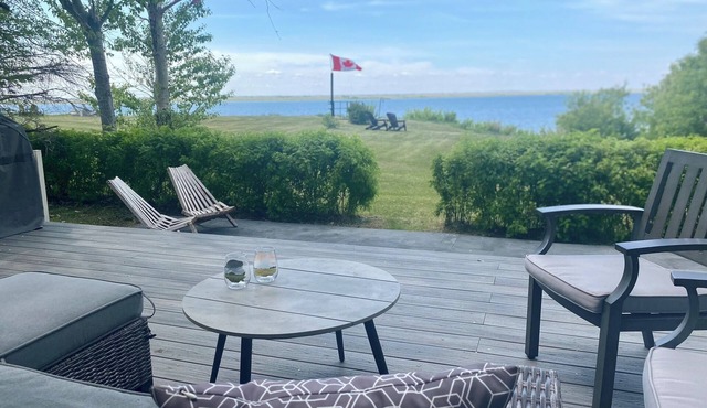 Cozy Lakefront Oasis on Last Mountain Lake with your own backyard Putting Green