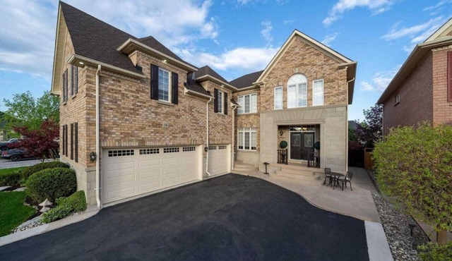 Cozy Modern Retreat Minutes from Pearson Airport – Perfect for Travelers!