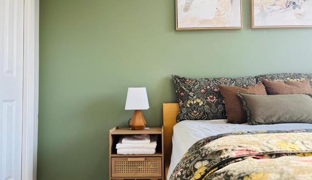 Cozy Private Room with FREE Snacks & Parking