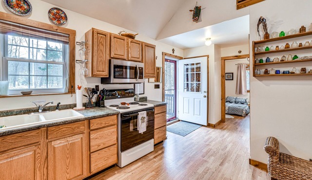 Cozy Roscoe Cabin w/Fire Pit & Balcony!