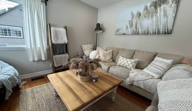 Cozy Vacation home on the River in Creemore