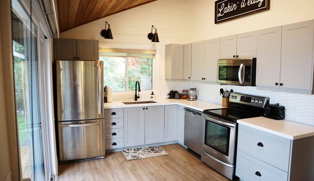 Cozy Waterfront cottage on Buckhorn lake with hot tub