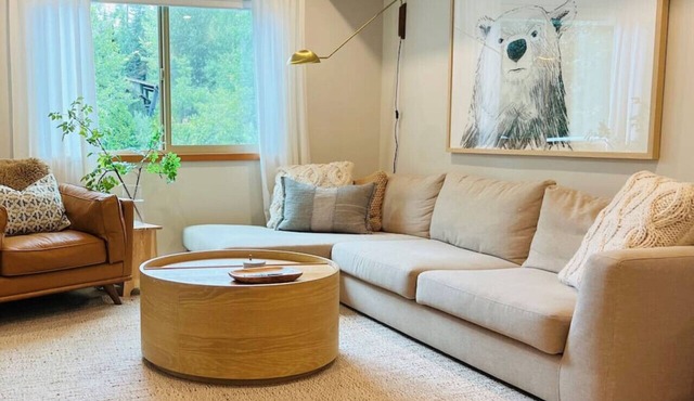 Creekside 2BR:Sleeps 6, Patio + BBQ & Free Parking,Pool, Near Shops and Lakes!