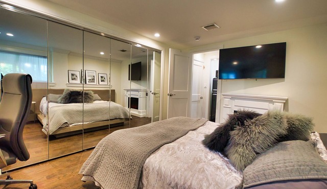 Curated Private One Bedroom Suite Steps from Shops, Equestrian Country & NYC 🏙️