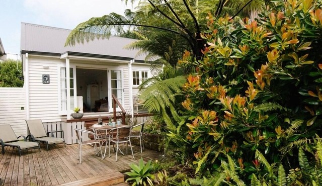 Delightful elevated sunny S/C Studio