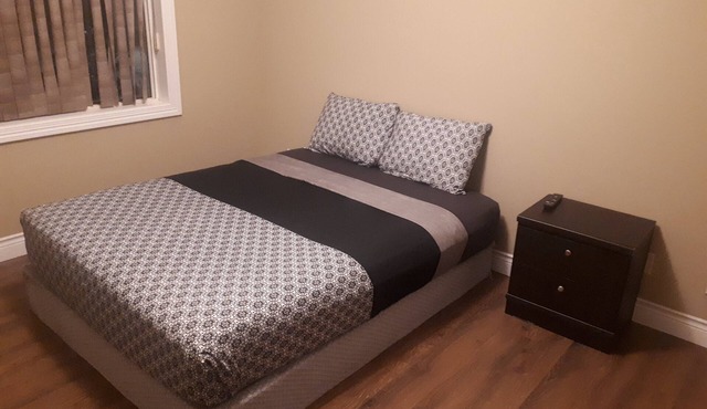 Deluxe 2 Bedroom 2 Bath Apartment and Den with Gym