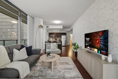 Designer Bay Street Condo Sleep 6