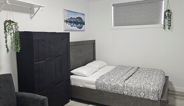 "Discover Dominion's Crib! This chic and cozy space is ideal for travelers.