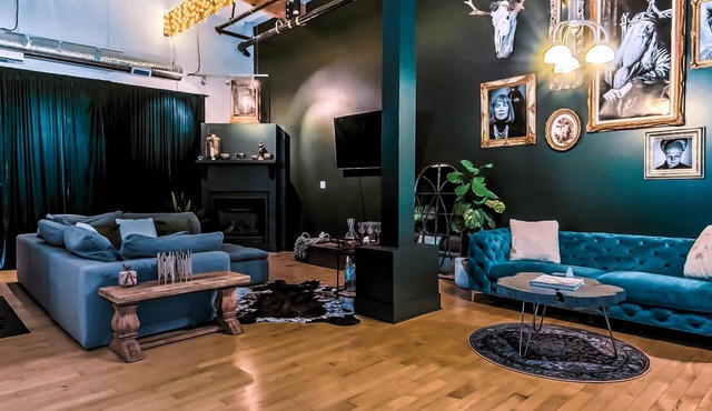Downtown Edmonton Loft - Brewery District walking distance to rogers place.
