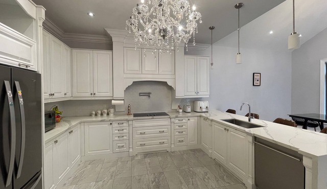 Dream Escape! Pristine home 5 mins to Canada's Wonderland - 20 mins to Pearson