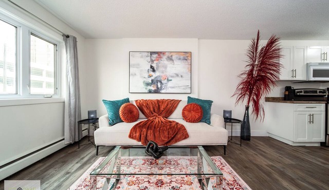 DT River Valley Condo | King Bed | Wifi |