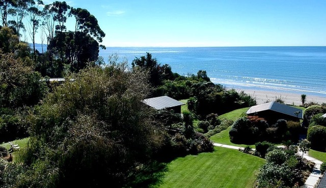 Elegant Beachfront Rental for Couples near Golden Bay, New Zealand