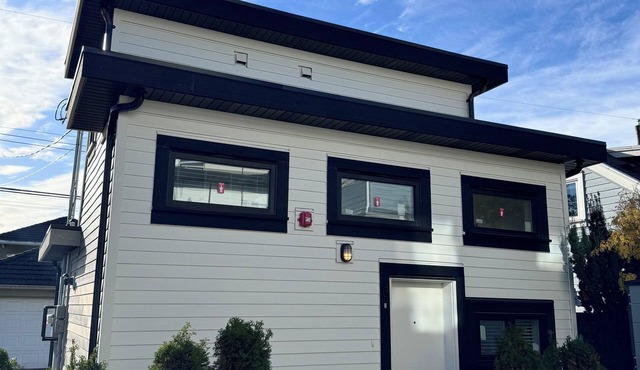 Entire 2-Level Private Guest House 10 min to YVR and 15 min to Downtown| Parking
