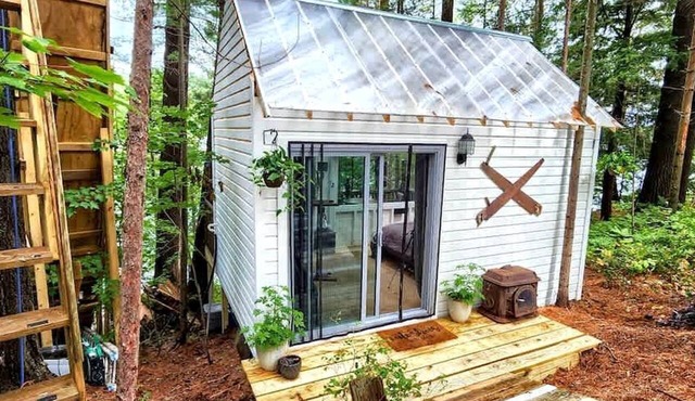 Exclusive Cabin Rental on Grant Island, with Access to Hot Tub and Lakeside Activities