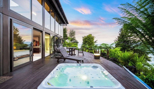 Exclusive Jacuzzi Suite - Ocean Views, Beach Access & Full-Service Luxury Lodge