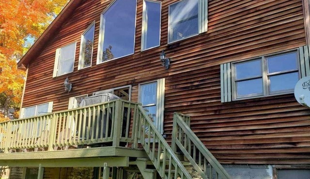 Executive lakefront home- sleeps up to 6!