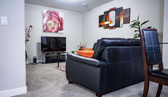 Exquisite & Cozy La'Posh Suite w/WiFi, Workspace, Storage