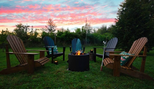 Fire pit-games-fenced yard-kids & dogs welcome!
