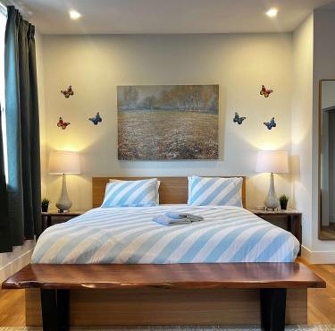 Forest Breeze - Studio Downtown with King Bed Unit 409