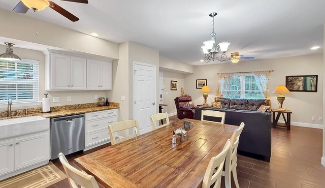 Free Ruby Falls Ticket & More-Relaxation-Rock City View-Country Getaway-Spacious Townhome-Fire Pit in Flintstone