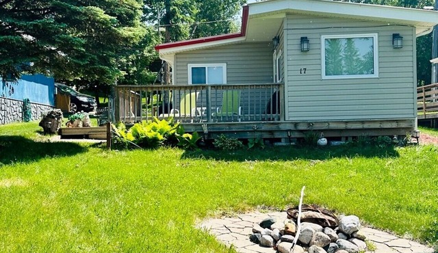Front row cabin, steps away from Minnedosa Beach, sleeps 6