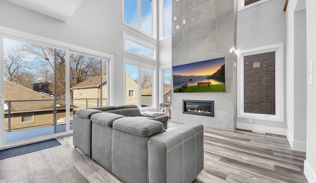 Grand Bend Modern Living Upper Unit with Separate Entrance 4 Bedrooms